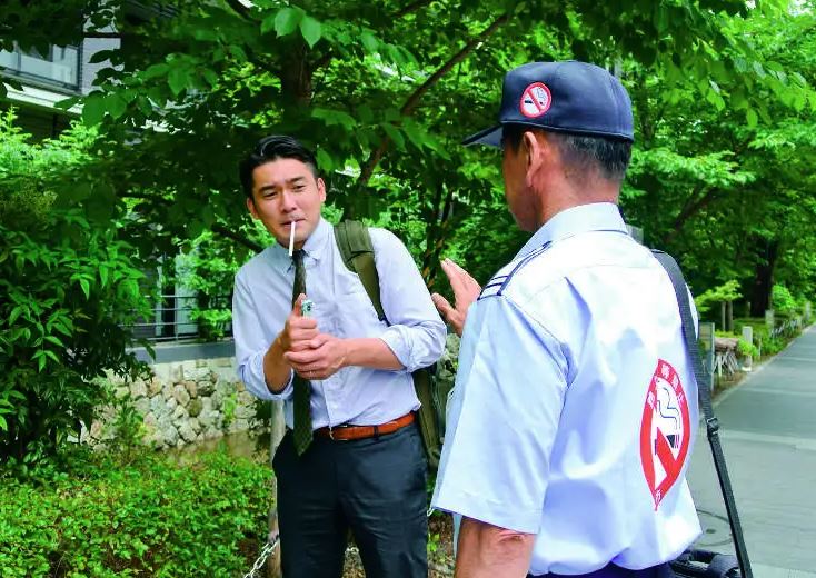 multas a japoneses fumadores por la policia multas a japoneses fumadores por la policia
