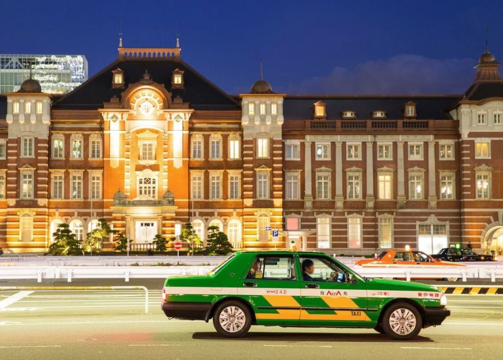 taxistas en japon estación de Tokio