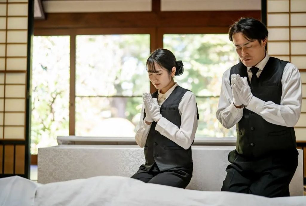 como es un entierro en japon