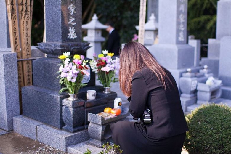 como es un entierro japones
