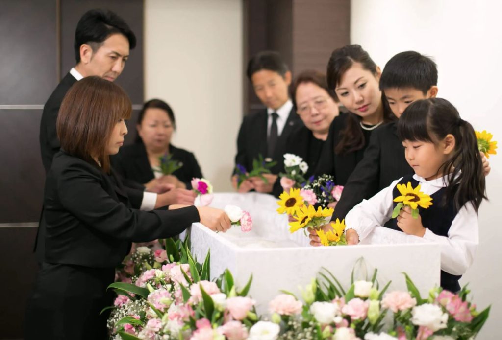 invitados en un funeral japones