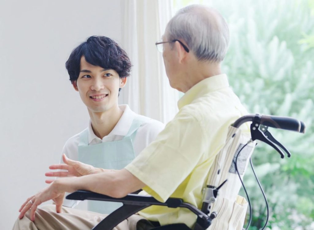 niño cuidando a su abuelo mayor niño cuidando a su abuelo mayor