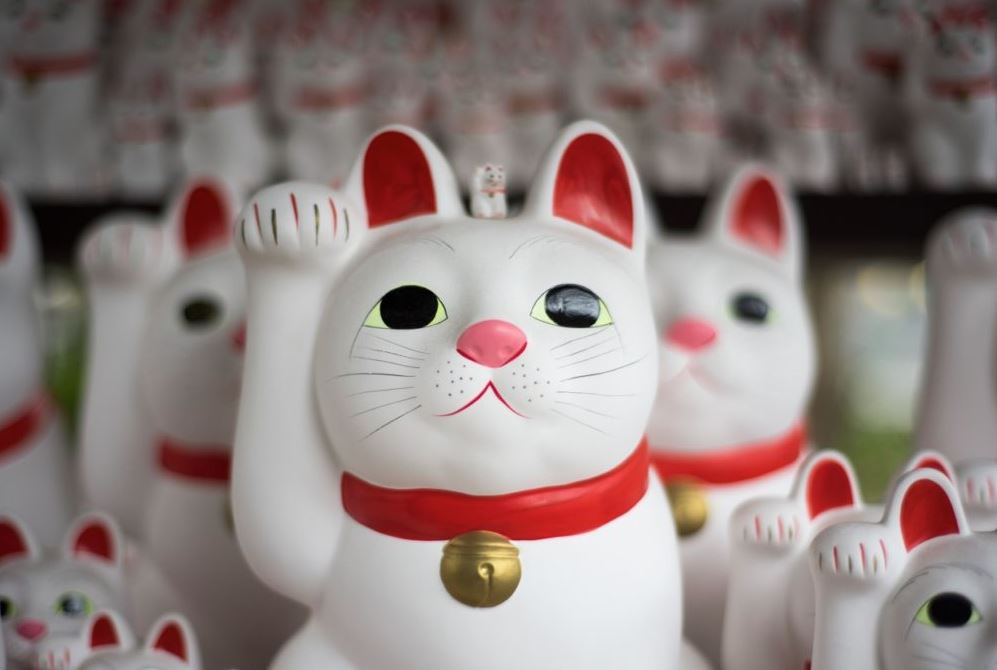 buenos dias en japones maneki neko