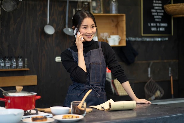 japonesa hablando por teléfono