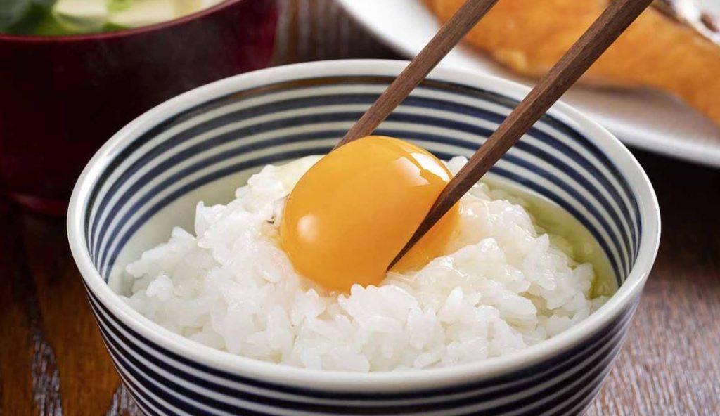 por que en japon comen huevo crudo