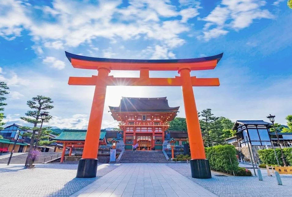 puerta de entrada al santuario en japon