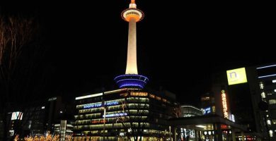 torre de kioto de noche