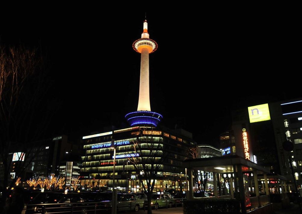torre de kioto de noche