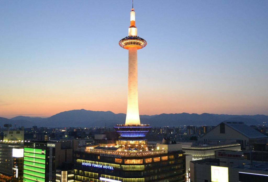 torre de kioto por la noche torre de kioto por la noche