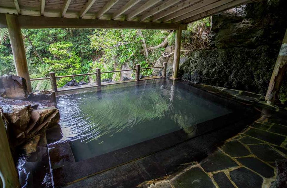 baño onsen en plena naturaleza baño onsen en plena naturaleza