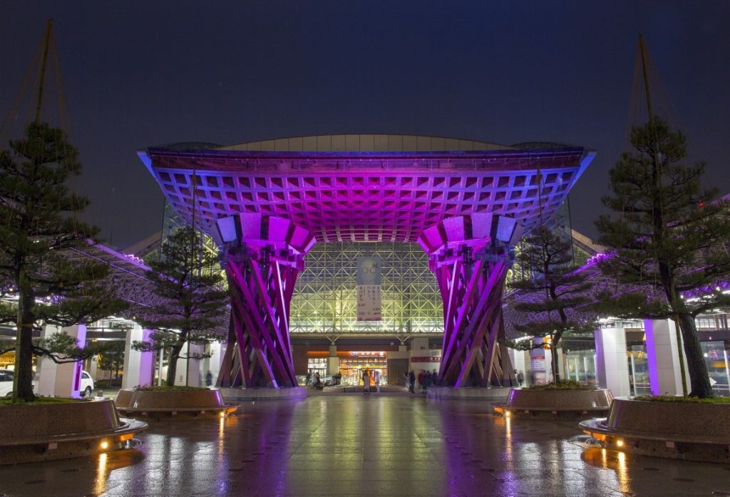 estacion de kanazawa por la noche