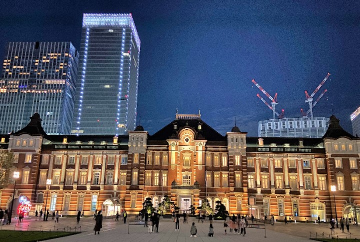 estacion de tokyo en la noche