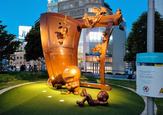 estatua de doraemon en tokio japonalternativo