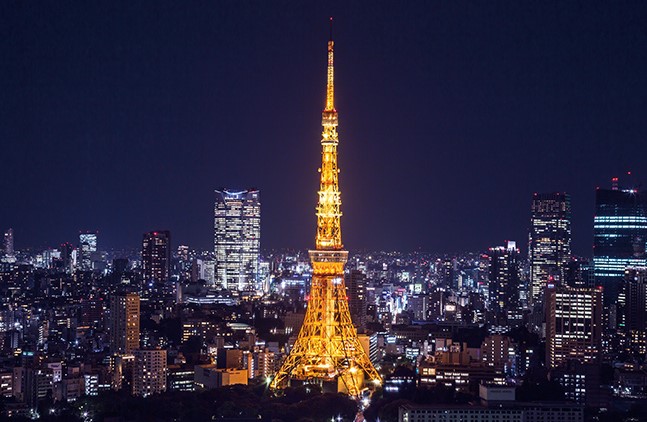 la torre de tokyo por la noche