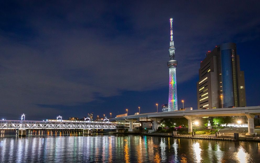 la torre mas alta de japon de noche