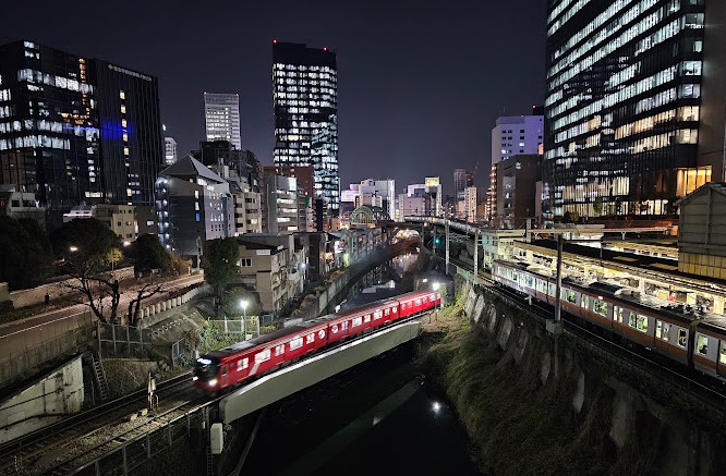 puente en el que pasan muchos trenes en tokio