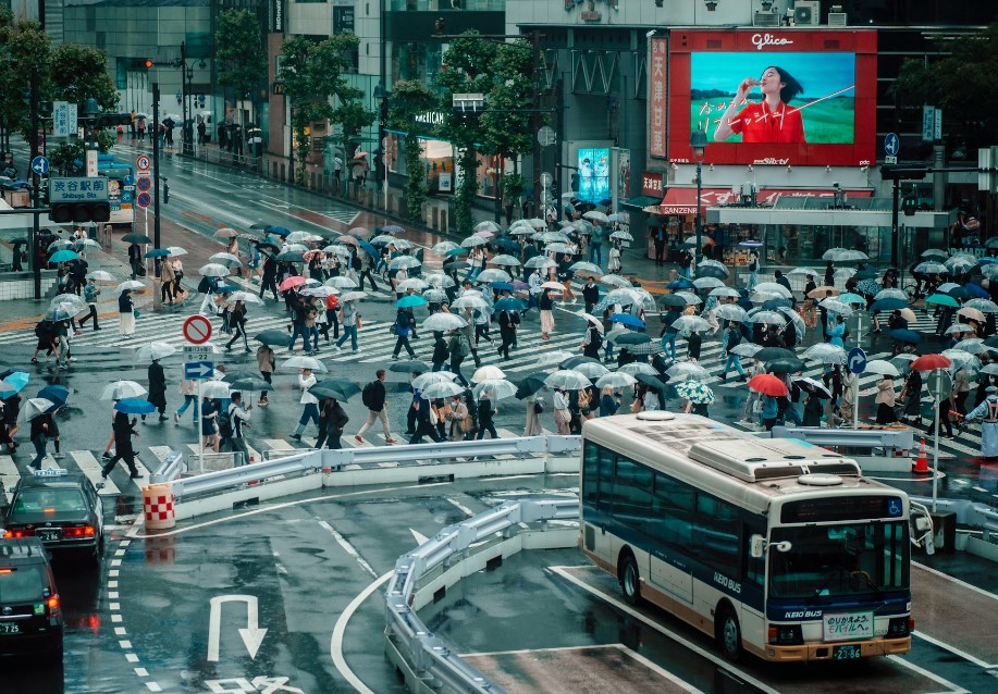 planes en tokio con lluvia