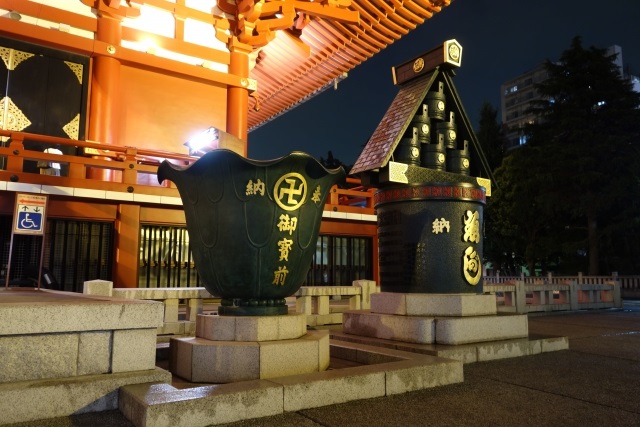 manji en la puerta del templo japon manji en la puerta del templo japon