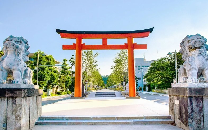 santuario japones con komainu santuario japones con komainu