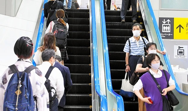 donde ponerse en las escaleras en japon izquierda o derecha