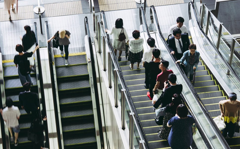 en que lado ponerse en las escaleras mecanicas japonesas