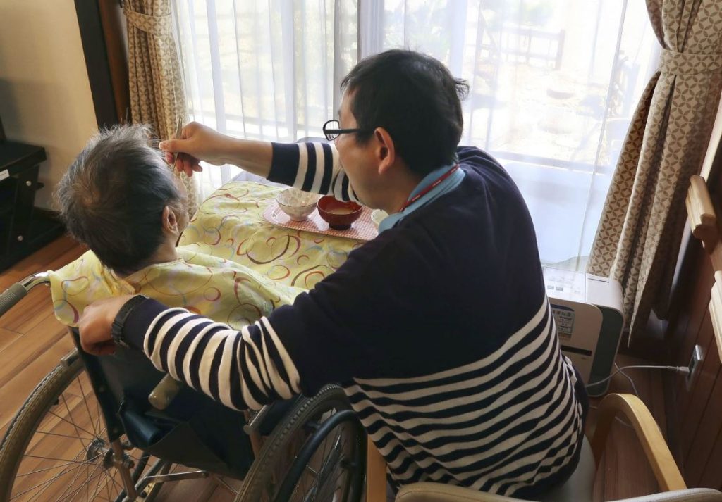 hijos cuidando a sus padres en japon hijos cuidando a sus padres en japon