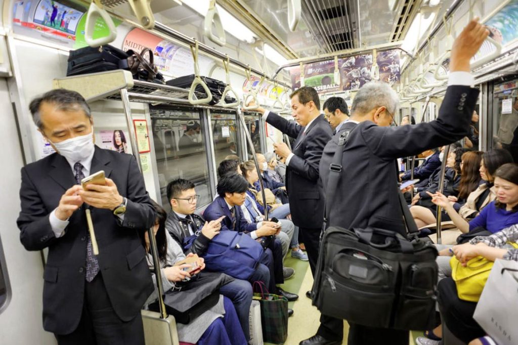 hombres asalariados en japon en el metro hombres asalariados en japon en el metro