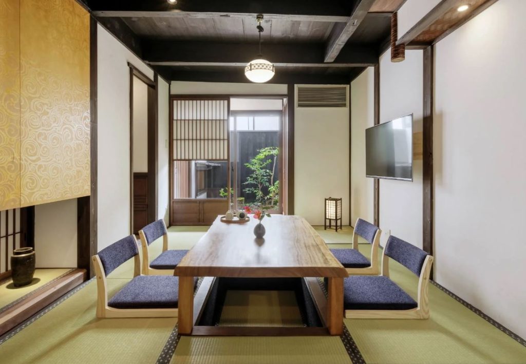 mesa horigotatsu con hueco debajo