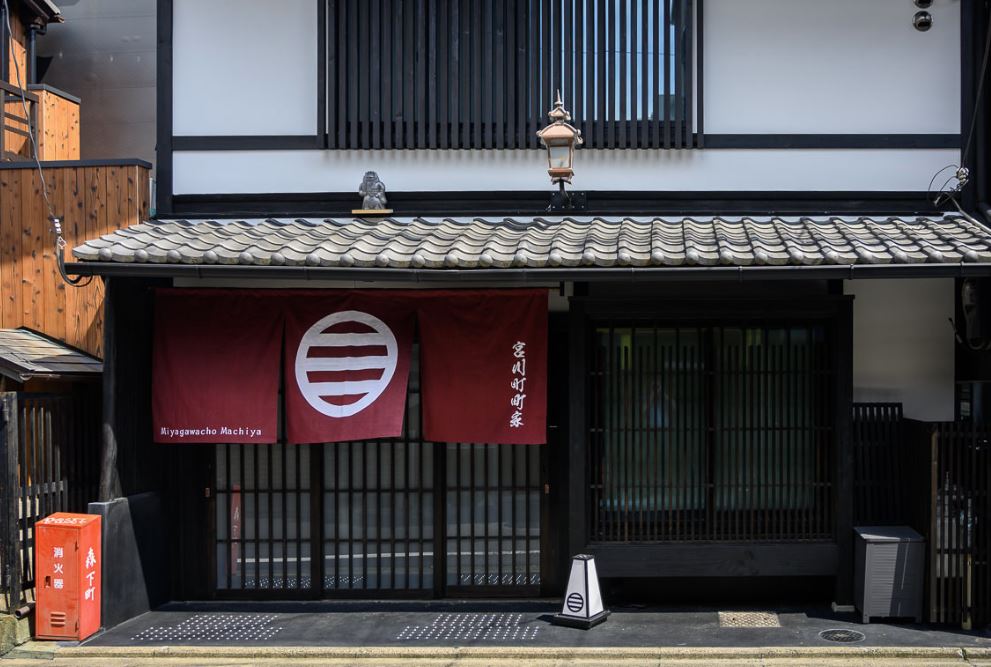 noren en una machiya japonesa