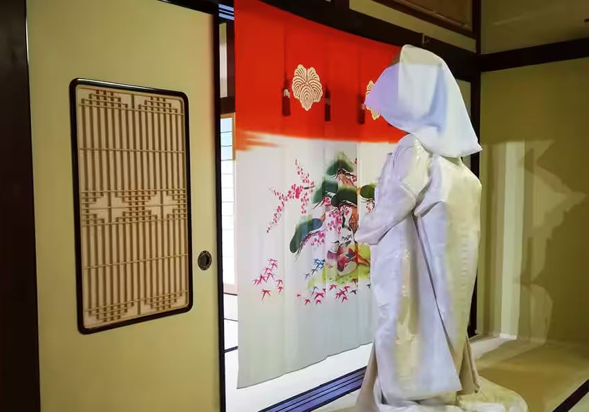 novia atravesando cortina noren