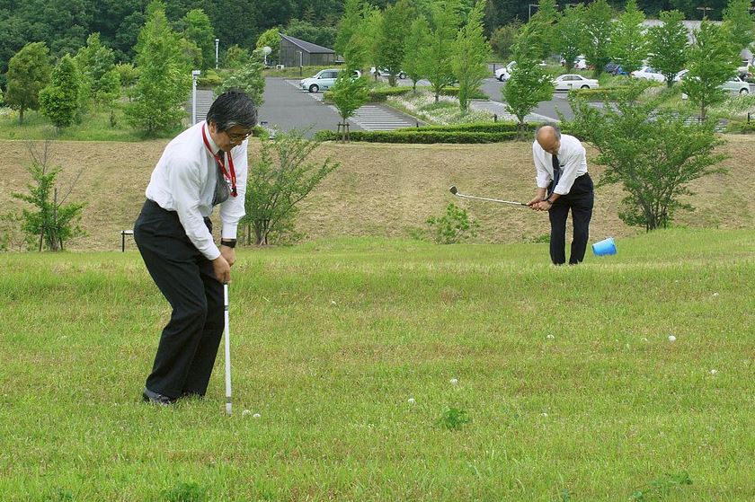 salaryman en japon jugando al golf salaryman en japon jugando al golf