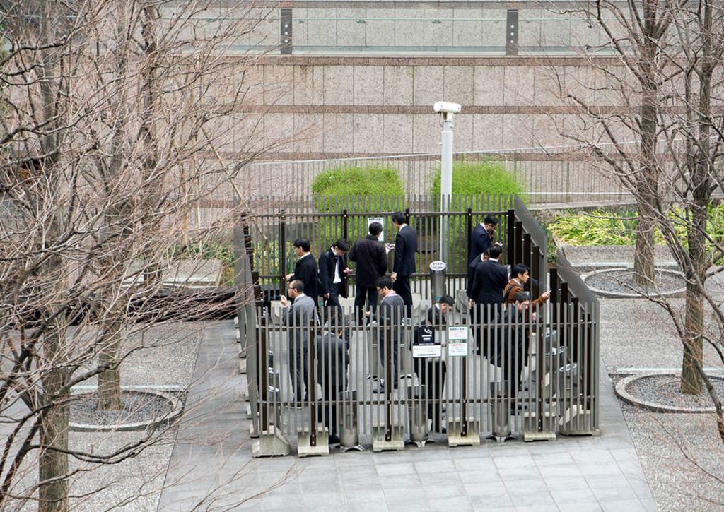 salaryman en zonas habilitadas para fumar en japon salaryman en zonas habilitadas para fumar en japon
