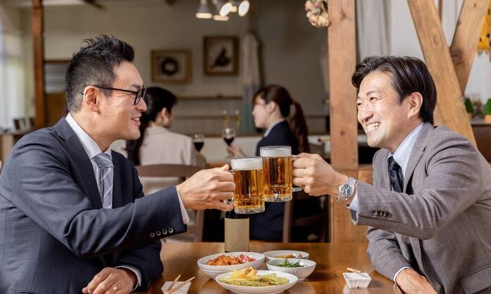 salaryman japoneses en izakaya salaryman japoneses en izakaya