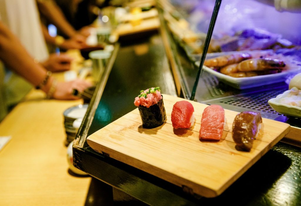 comer sushi de pie en japon comer sushi de pie en japon