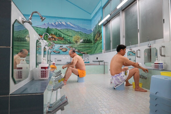 en japon hay que bañarse desnudo en el onsen