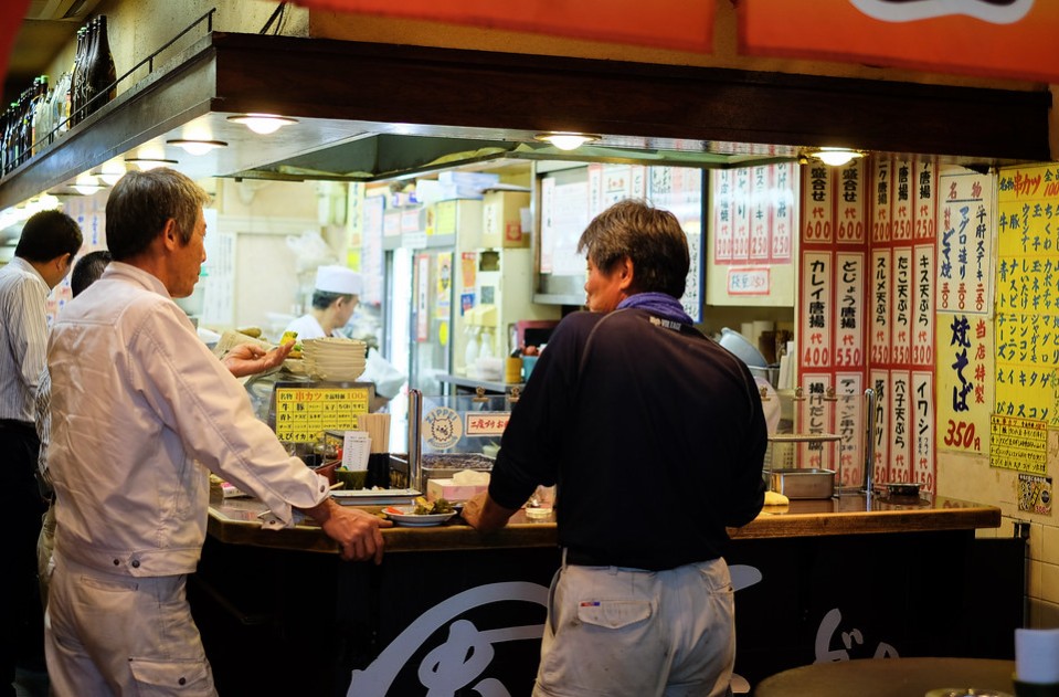 porque comen de pie los japoneses porque comen de pie los japoneses