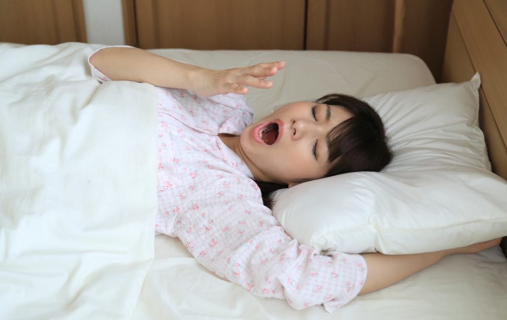japonesa durmiendo en cama