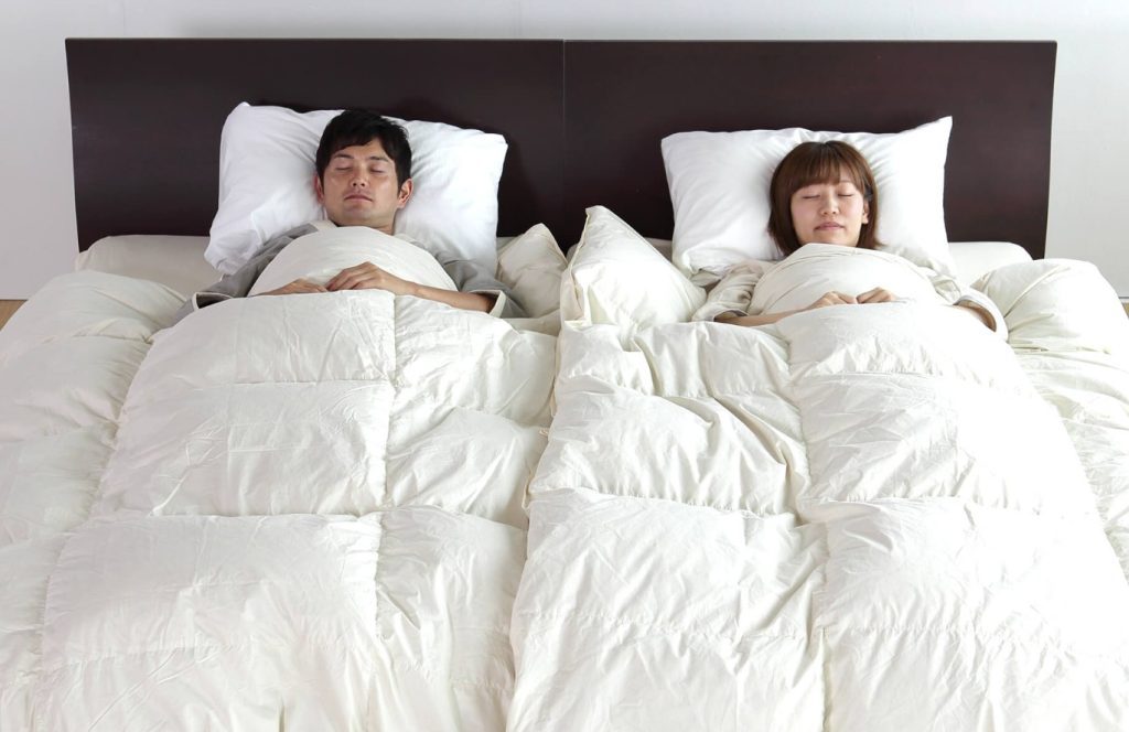 japoneses durmiendo en camas separadas
