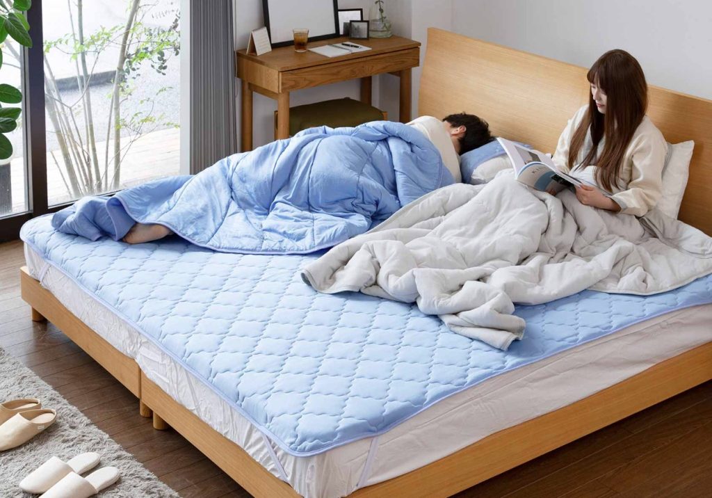 japoneses durmiendo en la misma cama