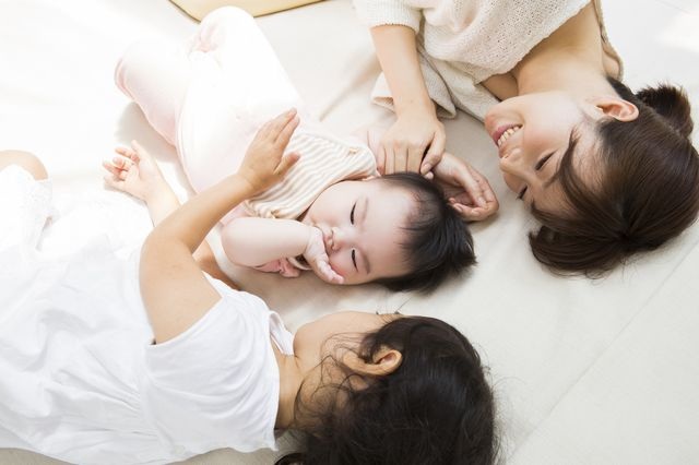 las madres japoneses duermen con los niños