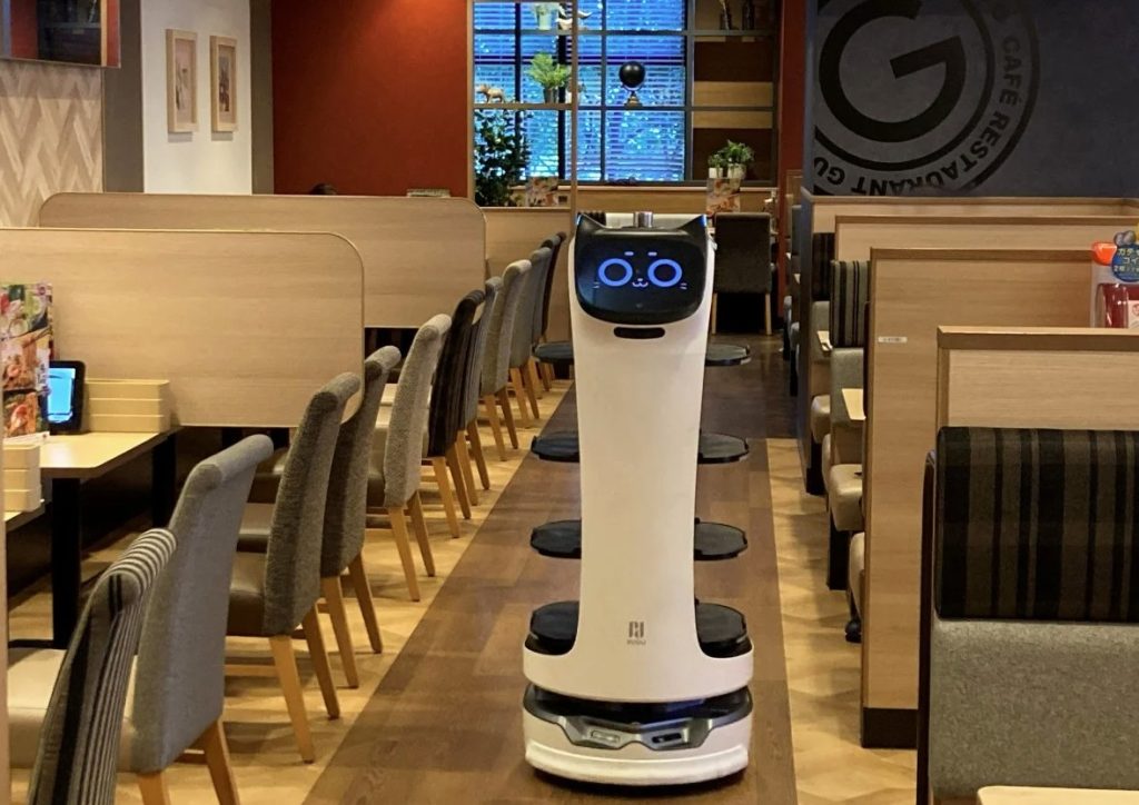 cafe gusto robot camareros gatos