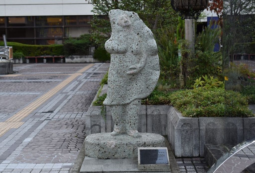 estatua de gyoza en utsunomiya estatua de gyoza en utsunomiya