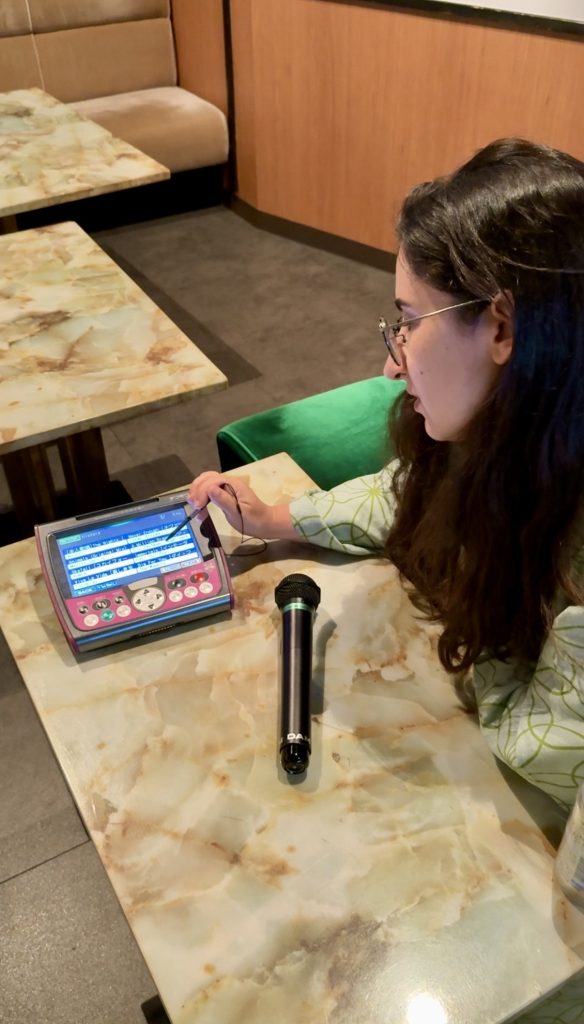 pili de japon alternativo seleccionando canciones en karaoke