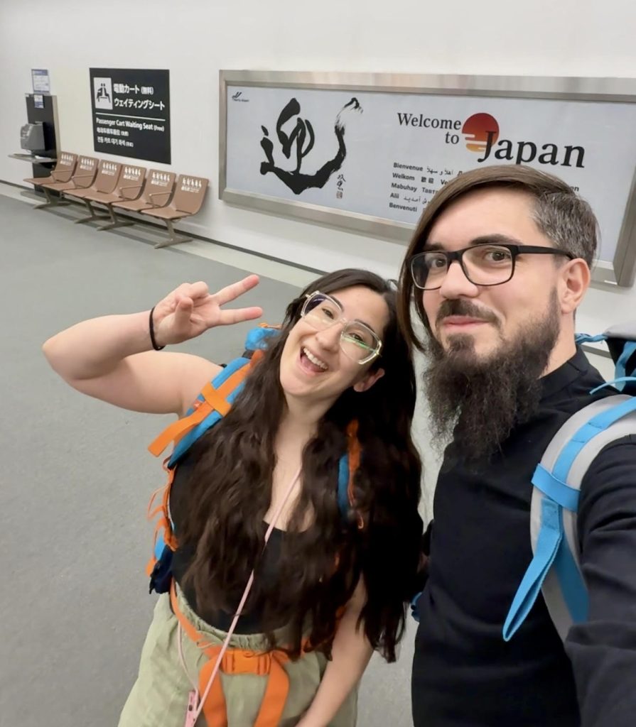 pili y carlos japonalternativo en el aeropuerto de narita