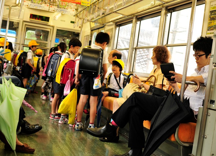 los niños en japon van solos en el metro los niños en japon van solos en el metro