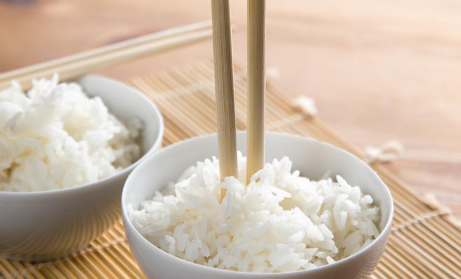 no clavar los palillos en el arroz