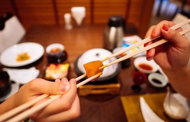 pasar comida con palillos esta mal visto en japon
