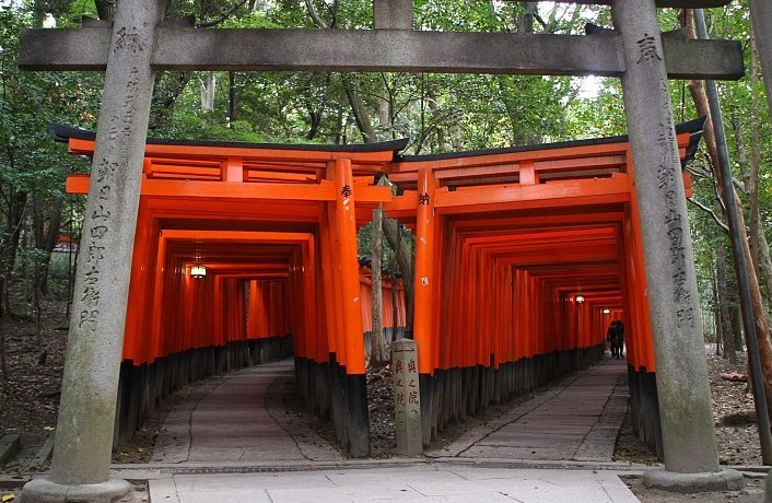 el camino de toriis mas famoso de japon el camino de toriis mas famoso de japon
