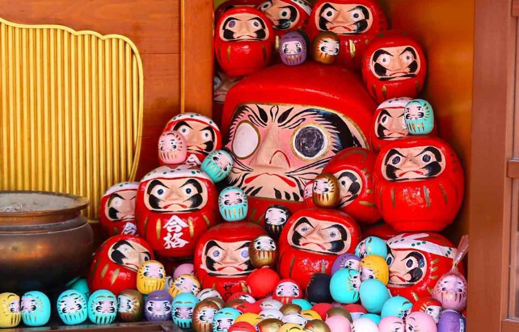el templo de los daruma en okinawa el templo de los daruma en okinawa