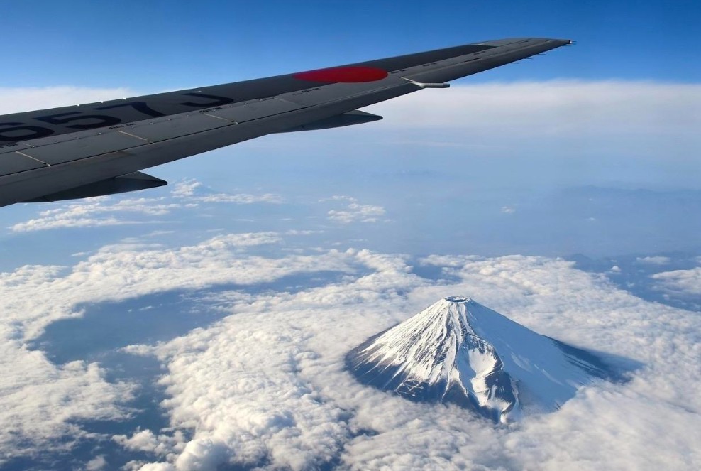 avion aterrizando en japon con monte fuji de fondo